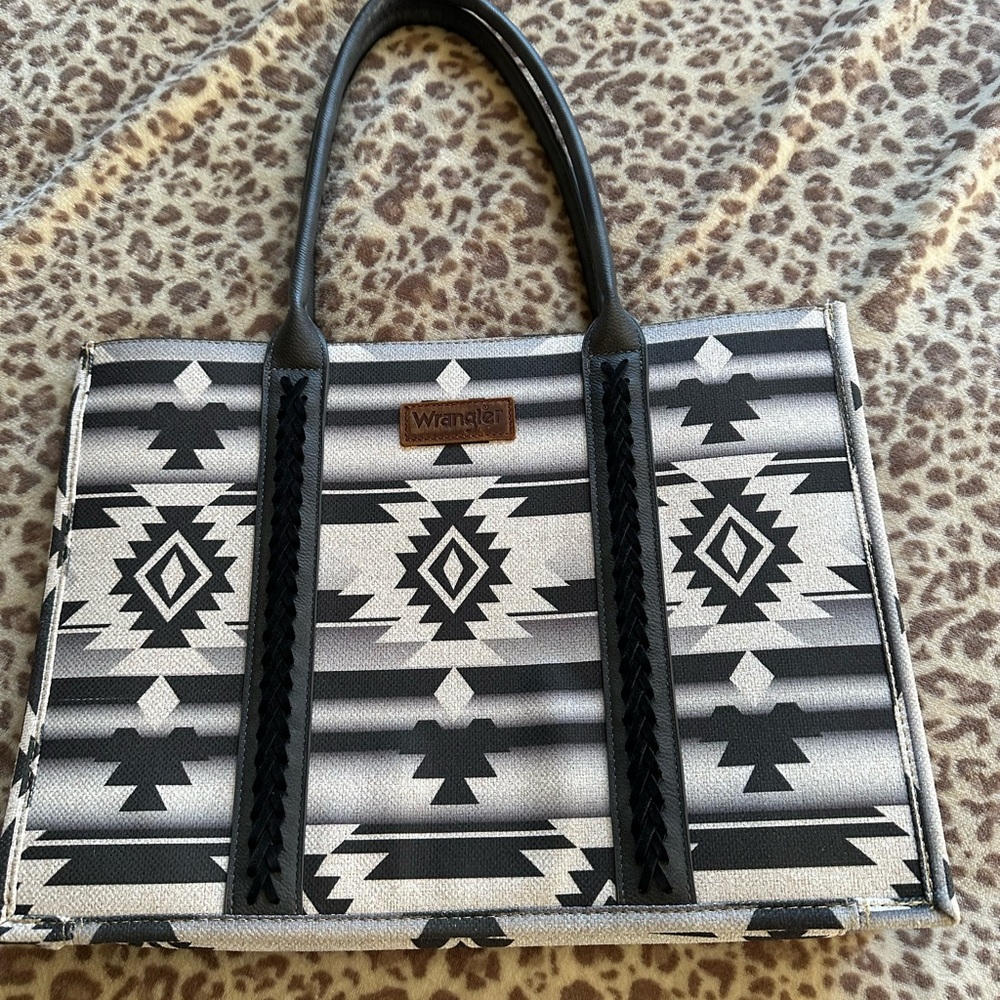 Wrangler shoulder bag
NWT